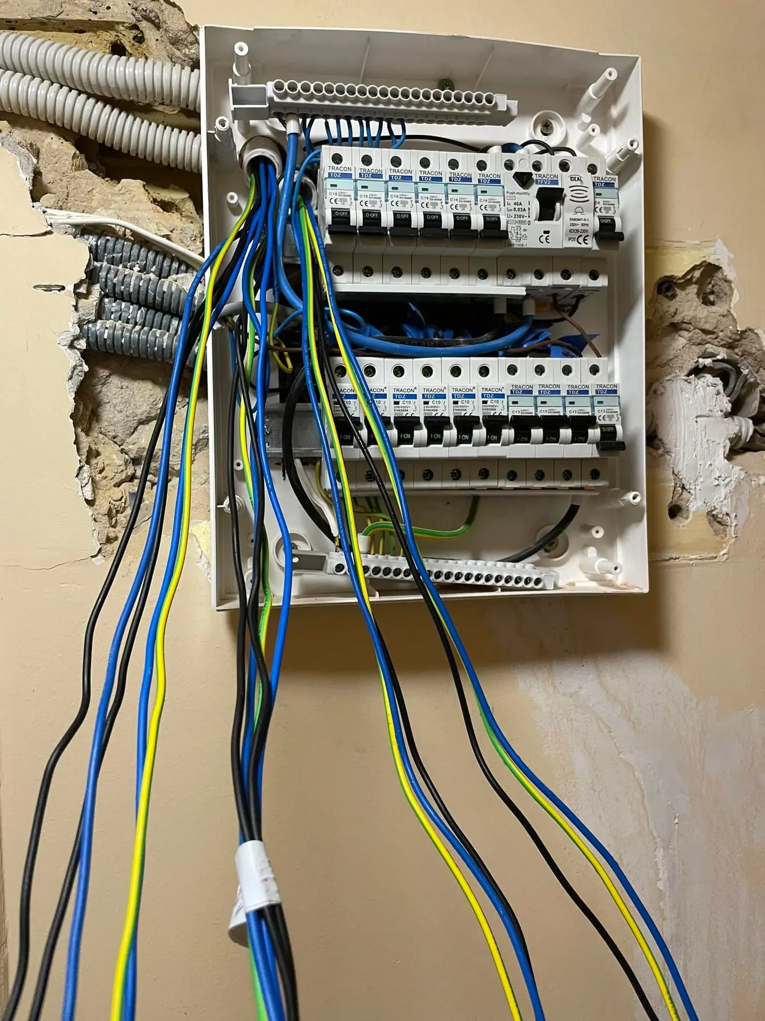 Villanyszerelési munka 26